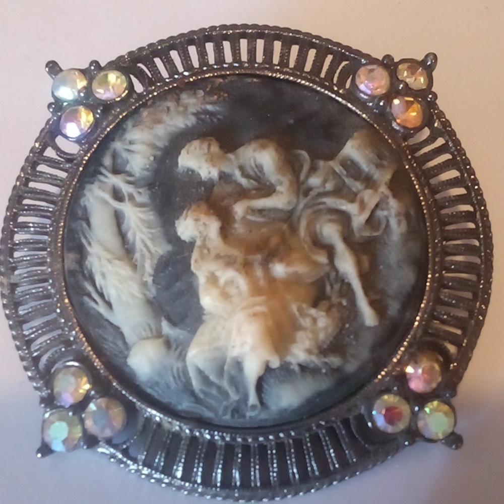 Gorgeous Joan Rivers cameo pin - Picture 2 of 4